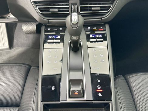 Certified 2025 Porsche Macan AWD/4WD image 24
