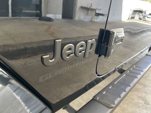 Used 2023 Jeep Gladiator Sport image 15