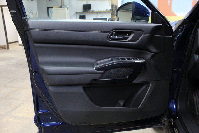 Used 2025 Nissan Pathfinder SV FWD image 17