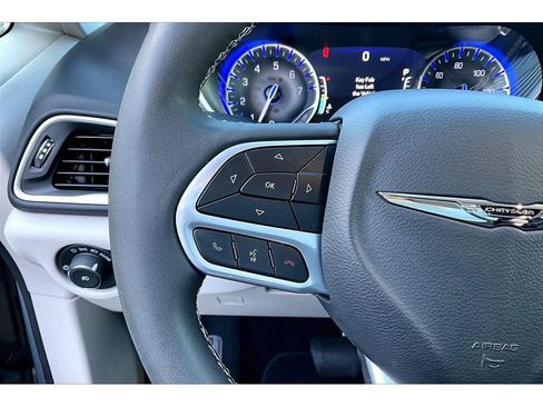 Used 2024 Chrysler Pacifica Touring-L FWD image 18