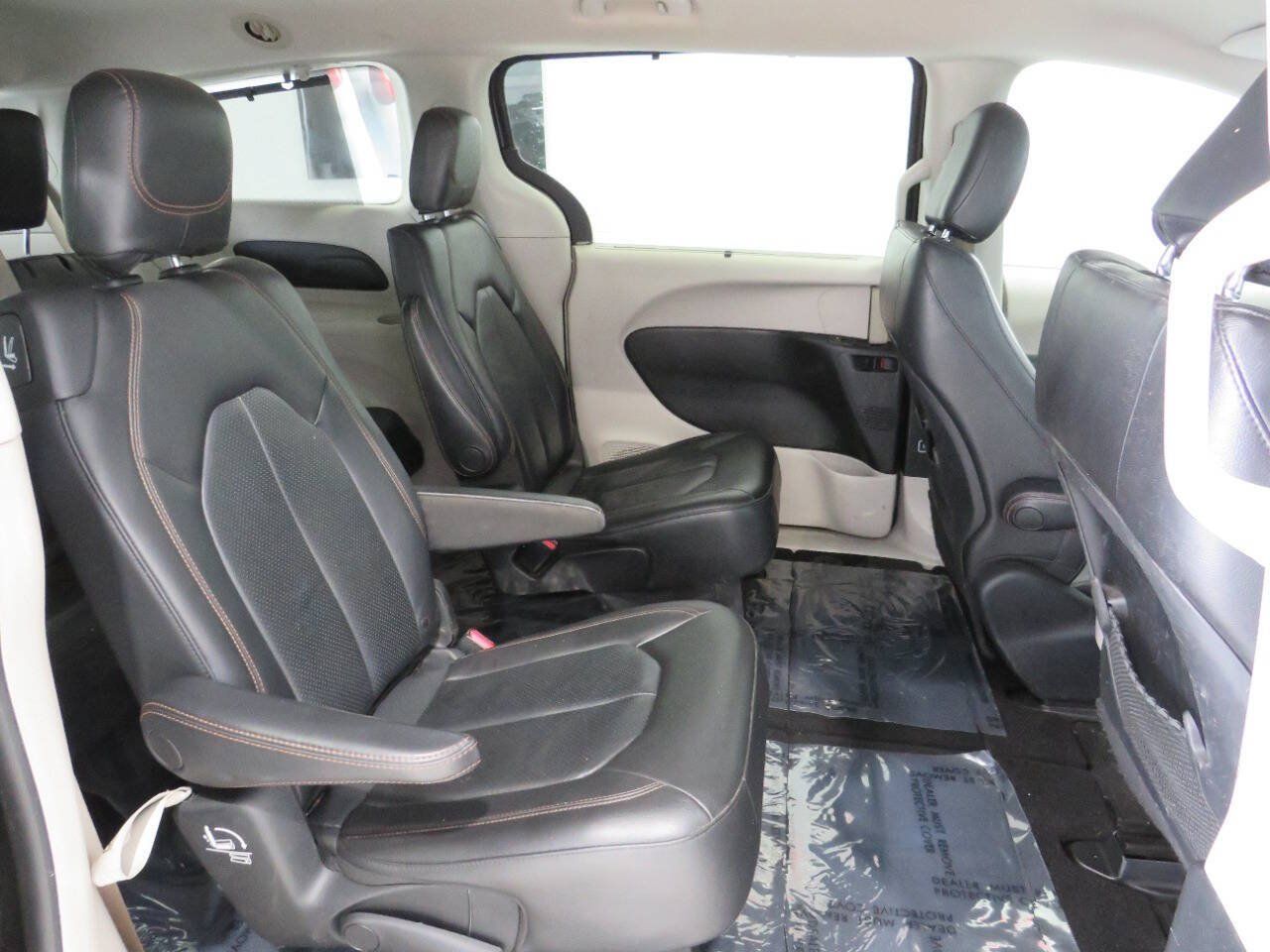 Used 2019 Chrysler Pacifica Touring-L FWD image 11