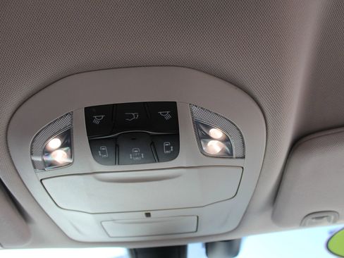 Used 2017 Chrysler Pacifica Premium image 16