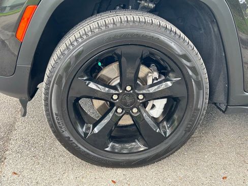 Certified 2024 Jeep Grand Cherokee Limited w/ Black Appearance Package image 29