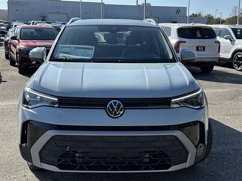 New 2026 Volkswagen Taos SE image 2