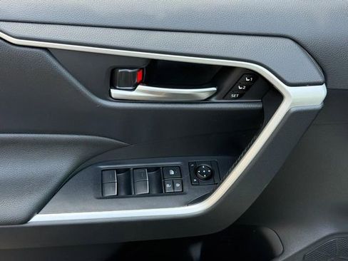 Used 2022 Toyota RAV4 XLE Premium image 15