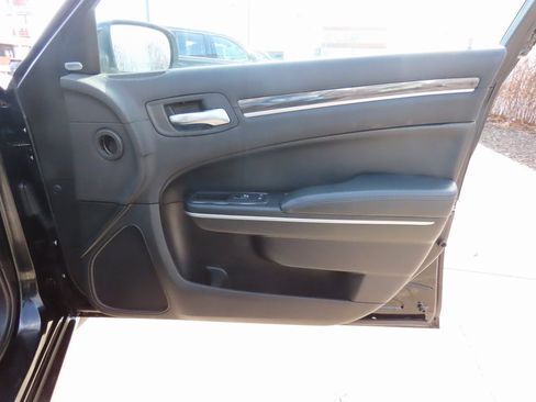 Used 2019 Chrysler 300 Touring L w/ Quick Order Package 22F image 9