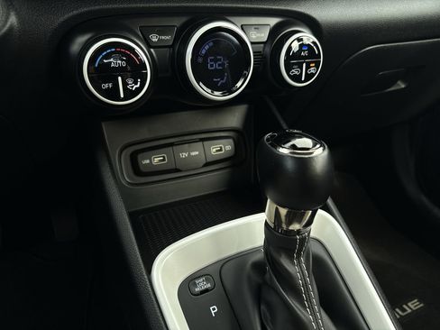 Used 2022 Hyundai Venue Limited image 20