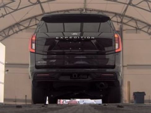 Used 2025 Ford Expedition Active AWD/4WD image 2