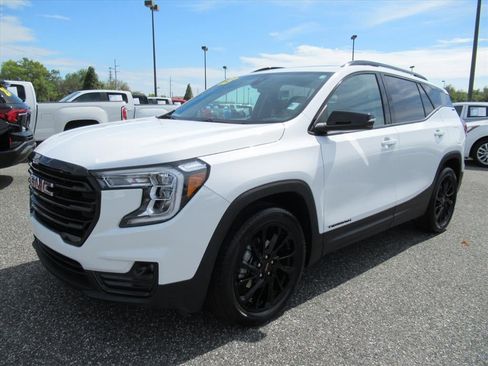 Used 2023 GMC Terrain SLT w/ Elevation Edition FWD image 3