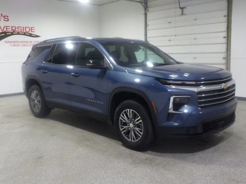 Used 2025 Chevrolet Traverse LT w/ Driver Confidence Package AWD/4WD image 5