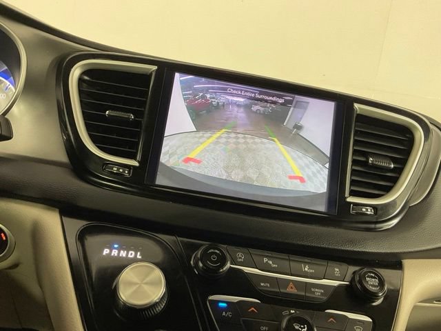 Used 2023 Chrysler Pacifica Touring-L FWD image 21
