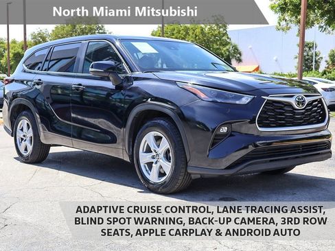 Used 2024 Toyota Highlander LE FWD image 1