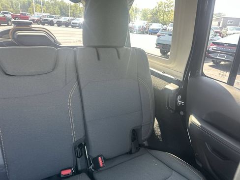 Used 2026 Jeep Wrangler Unlimited Sahara AWD/4WD image 14