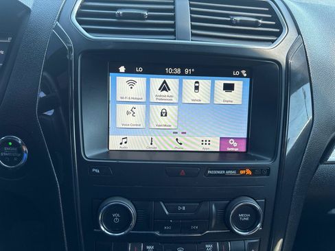 Used 2018 Ford Explorer XLT w/ Equipment Group 202A AWD/4WD image 16