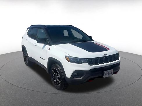 Used 2025 Jeep Compass Trailhawk image 3