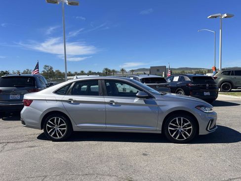 Certified 2025 Volkswagen Jetta SE image 24