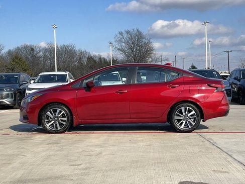Used 2022 Nissan Versa SV image 3