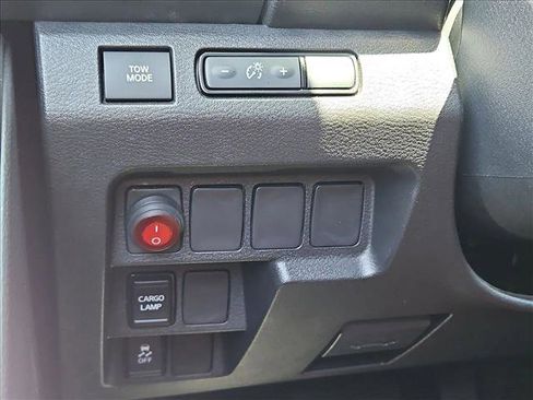 Used 2024 Nissan Frontier SV RWD image 9