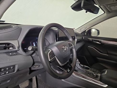 Used 2024 Toyota Highlander Platinum AWD/4WD image 14