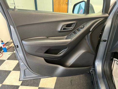 Used 2019 Chevrolet Trax LT w/ LT Convenience Package AWD/4WD image 30