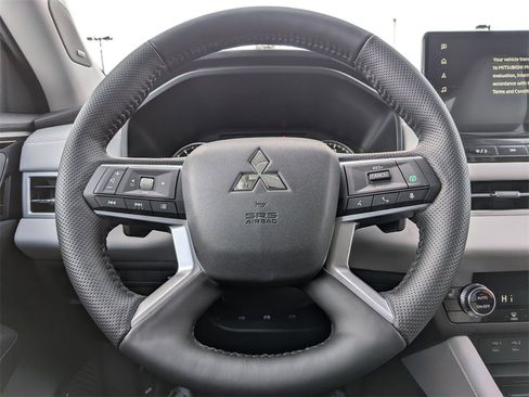 New 2026 Mitsubishi Outlander LE image 17