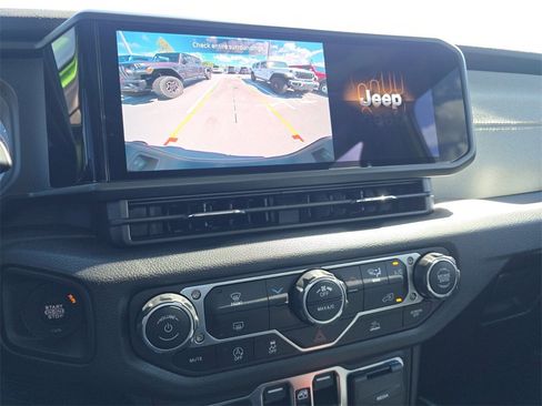 Used 2025 Jeep Gladiator Sport image 28