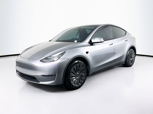 Used 2024 Tesla Model Y Long Range image 3