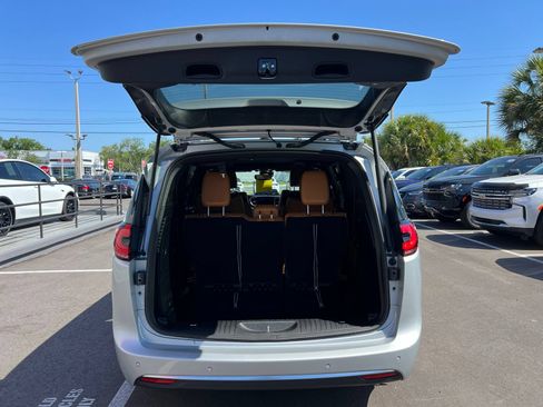 Used 2023 Chrysler Pacifica Pinnacle FWD image 20