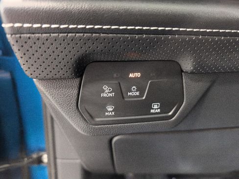Used 2024 Volkswagen Atlas Cross Sport SE AWD/4WD image 11
