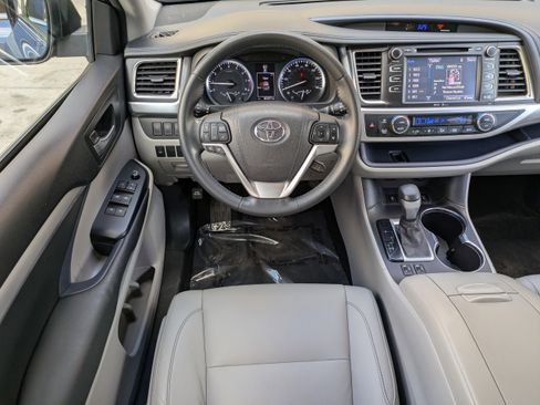 Used 2015 Toyota Highlander XLE image 12