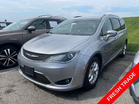 Used 2020 Chrysler Pacifica Touring-L w/ Tire & Wheel Group FWD image 1