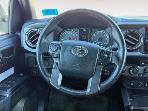 Used 2017 Toyota Tacoma TRD Off-Road image 17