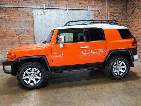 Used 2014 Toyota FJ Cruiser 4WD w/ Upgrade Package image 9