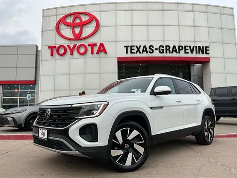 Used 2025 Volkswagen Atlas Cross Sport SE image 2