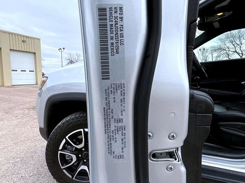 Used 2025 Jeep Compass Trailhawk AWD/4WD image 25