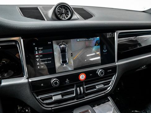 Used 2025 Porsche Macan image 18