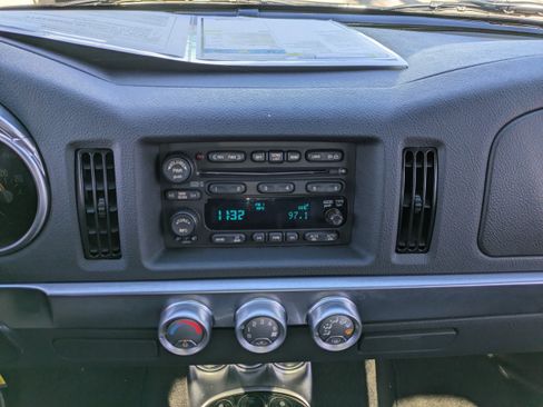 Used 2005 Chevrolet SSR w/ Preferred Equipment Group image 19