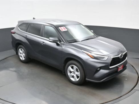 Used 2024 Toyota Highlander LE AWD/4WD image 35
