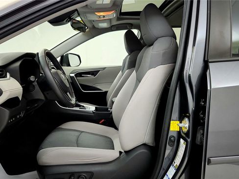 Used 2020 Toyota RAV4 XLE w/ Convenience Package image 22