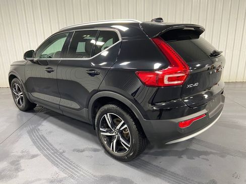 Used 2023 Volvo XC40 B5 Plus image 3