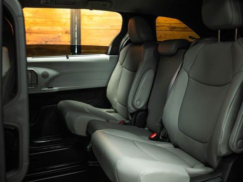 Used 2025 Toyota Sienna XLE FWD image 11