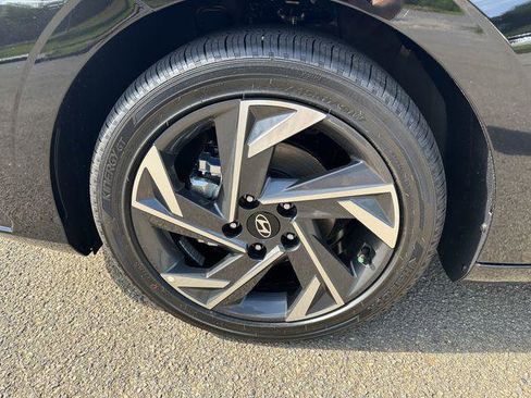 New 2025 Hyundai Elantra Limited image 11