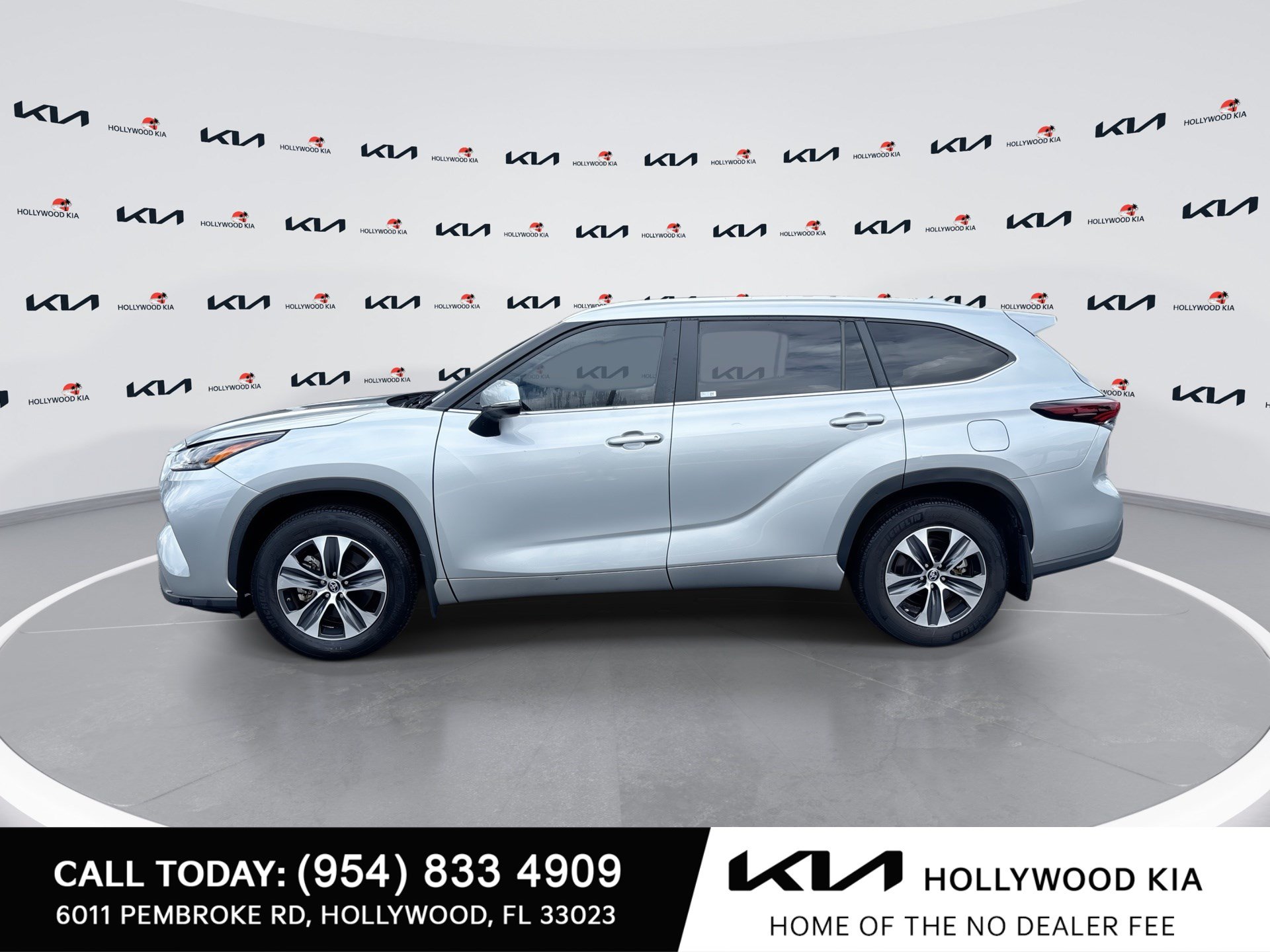 Used 2024 Toyota Highlander XLE FWD image 5