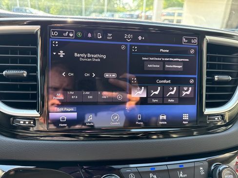 Used 2023 Chrysler Pacifica Touring-L FWD image 19
