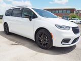 New 2024 Chrysler Pacifica Limited w/ Uconnect Theater Family Group image 4