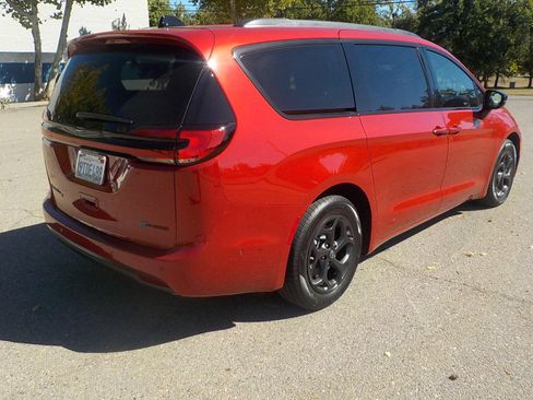 Used 2025 Chrysler Pacifica Premium image 5