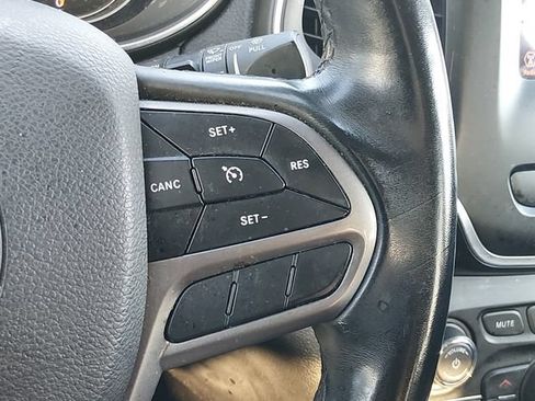 Used 2019 Jeep Cherokee Latitude Plus w/ Comfort/Convenience Group AWD/4WD image 24