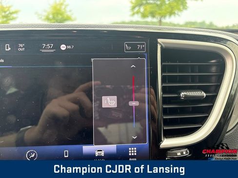 Used 2022 Chrysler Pacifica Touring-L FWD image 26