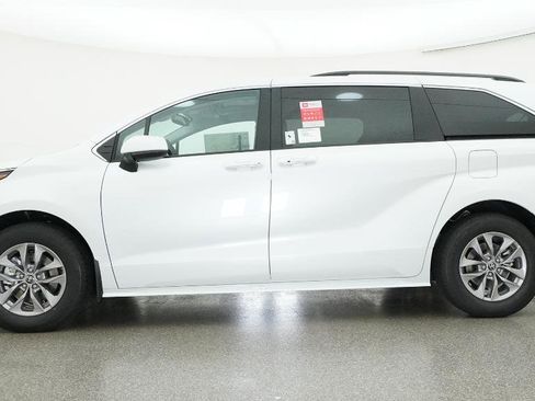 New 2026 Toyota Sienna XLE FWD image 22