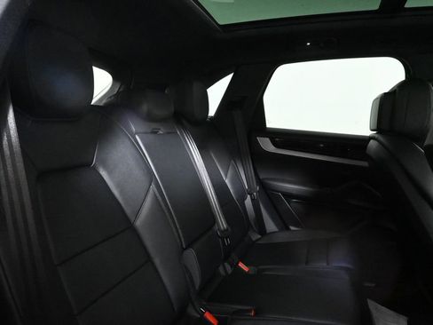 Used 2025 Porsche Cayenne AWD/4WD image 36